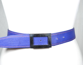 Cintura vintage in pelle testurizzata blu brillante con cuciture a contrasto e fibbia rettangolare argentata