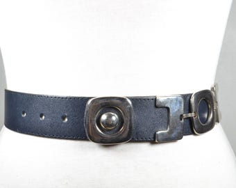 Cintura vintage in pelle blu navy con grande fibbia geometrica argentata, stile retrò anni '70