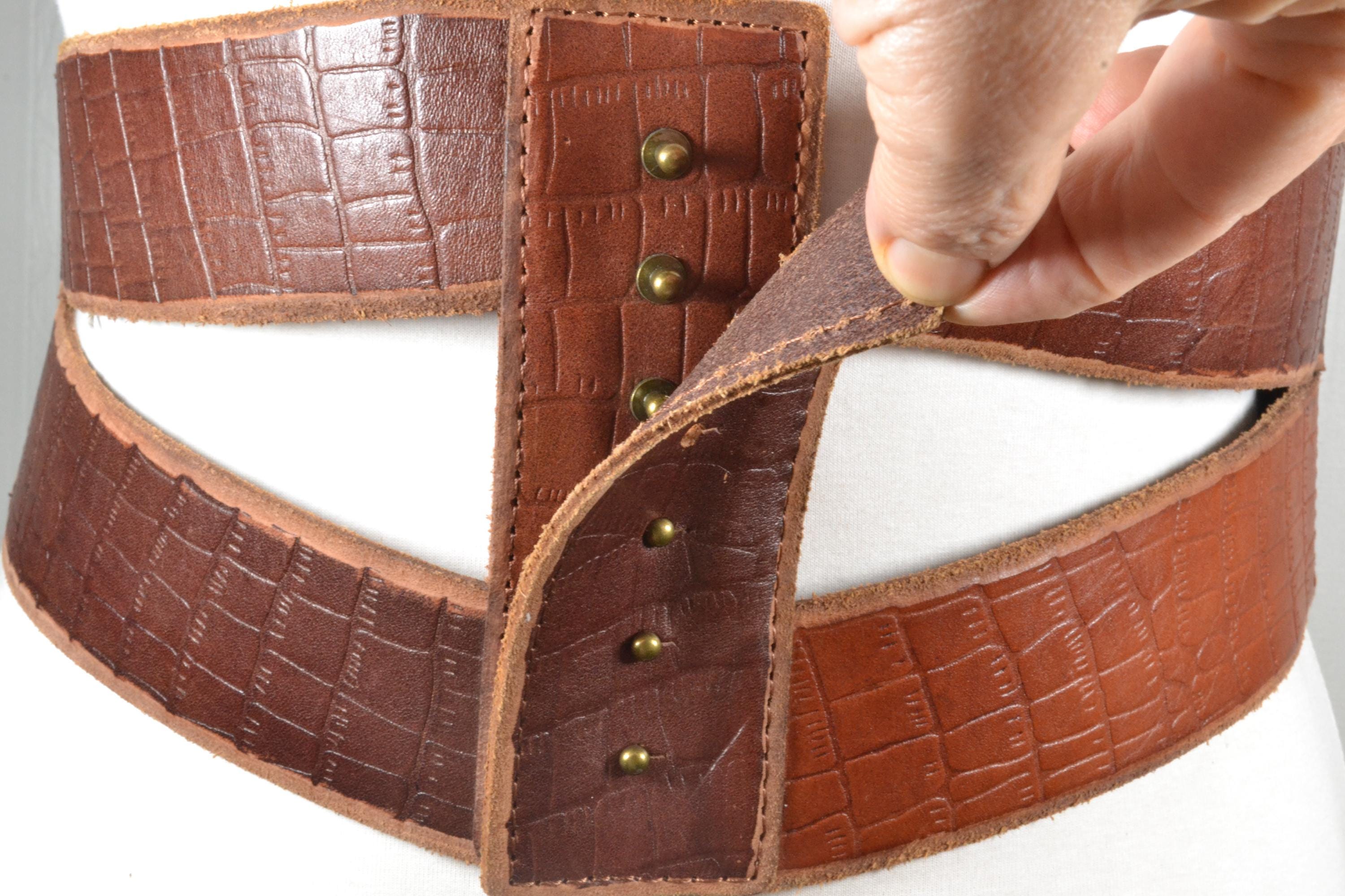 Wide Brown Croc Embossed Leather Belt Round Wood Buckle Corset Sash Boho Retro Vintage Croc Embossed Broad Belt main image 4