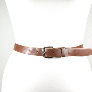 Cinturón fino de cuero marrón: cuero curtido vintage (71-86 cm)