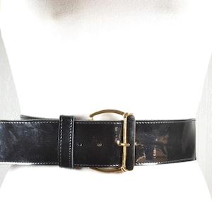 Vintage Women’s Wide Black Patent Leather Belt with Glossy Finish and Retro Style, Statement Waist Belt for Dresses and Coats