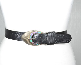 Cinturón vintage de cuero negro hecho a mano con hebilla de esmalte floral ornamentada, estilo bohemio occidental.