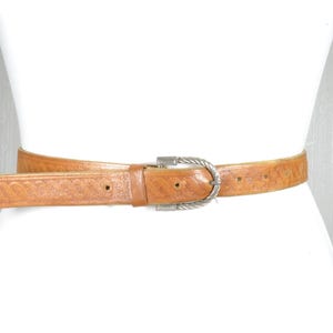 Cinturón fino vintage de piel curtida: diseño marrón grabado