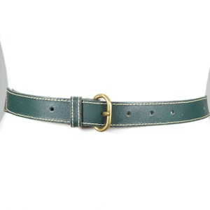 Dunkelgrüner Ledergürtel mit Messingschnalle, Kontraststich Skinny Gürtel für Frauen, Vintage Minimalist Taillengürtel