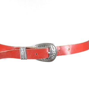 Vintage rode leren skinny riem voor dames, western cowgirl-riem met gegraveerde zilveren gesp, punt en houder, Y2K rodeo-stijl