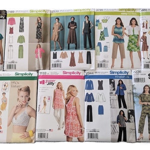 Puede incluir: Una colección de patrones de costura Simplicity con varios diseños de ropa. Los patrones muestran vestidos, tops, pantalones y chaquetas. Las portadas muestran imágenes de las prendas terminadas, con algunos patrones etiquetados como "easy-to-sew" y "vintage".