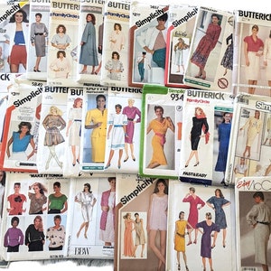 Könnte beinhalten: Eine Sammlung von Vintage-Schnittmustern von Marken wie Simplicity und Butterick. Die Muster zeigen Illustrationen von Kleidern, Anzügen und anderen Kleidungsstücken. Die Umschläge zeigen verschiedene Farben und Designs.