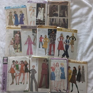 Puede incluir: Una colección de patrones de costura vintage que presentan varios diseños para ropa. Los patrones son de la década de 1970 e incluyen las marcas McCall's y Simplicity.