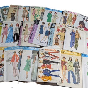 Pode incluir: Uma coleção de padrões de costura vintage para roupas, com uma variedade de estilos e designs. Os padrões são impressos em papel e incluem ilustrações das peças acabadas. Os padrões são das marcas Simplicity e McCall's.