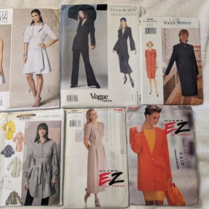 Pode incluir: Coleção de envelopes de padrões de costura vintage com vários designs, incluindo vestidos, fatos e blusas. Os padrões mostram diferentes estilos e marcas, com modelos nas imagens. Os envelopes são de várias cores.