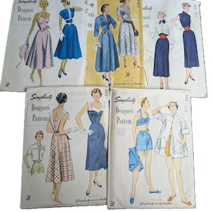Op de afbeelding: Vijf vintage Simplicity naaipatronen voor dameskleding. De patronen zijn voor jurken, rokken en een badpak. De patronen zijn gedrukt op wit papier met zwarte en blauwe tekst. De patronen zijn uit de jaren 1950.