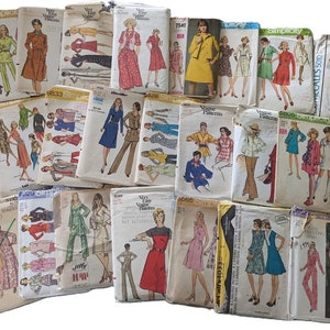 Può includere: Una collezione di modelli di cucito vintage che presentano vari design per abbigliamento. I modelli sono di vari colori e stili, tra cui floreali, geometrici e colori solidi. I modelli sono etichettati con diversi marchi, tra cui Simplicity, Vogue e Butterick.