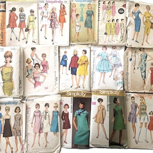 Puede incluir: Una colección de patrones de costura vintage con ilustraciones de moda femenina de mediados del siglo XX. Los patrones muestran vestidos, faldas y abrigos, con textos como "Simplicity" y "McCalls".