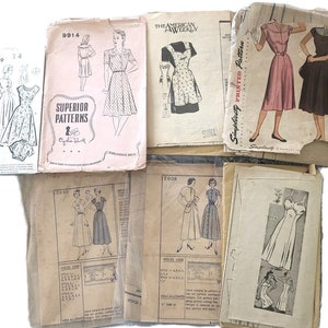 Könnte beinhalten: Eine Sammlung von Vintage-Schnittmustern für Kleider. Die Muster sind auf Papier gedruckt und zeigen Illustrationen von Frauen, die die Kleider tragen. Die Muster umfassen Simplicity, Superior Patterns und The American Weekly.