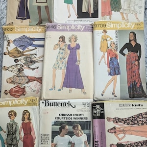 Puede incluir: Una colección de patrones de costura vintage con varios diseños para vestidos, tops y pantalones. Los patrones muestran ilustraciones de las prendas terminadas, con marcas como Simplicity, Butterick y McCall's.