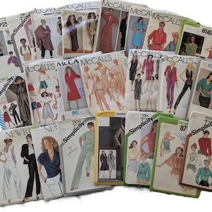 Może przedstawiać: Kolekcja vintage wzorów do szycia odzieży, z różnymi wzorami i stylami. Wzory pochodzą od marek Simplicity i McCall's, z numerami takimi jak 923, 8587, 9259, 5302, 9765, 87 i 5000.