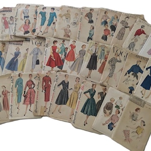 Könnte beinhalten: Eine Sammlung von Vintage-Schnittmustern mit verschiedenen Designs für Kleider, Röcke und Oberteile. Die Schnittmuster sind auf Papier gedruckt und enthalten Illustrationen der fertigen Kleidungsstücke. Die Schnittmuster stammen von Vogue, Simplicity und Advance.