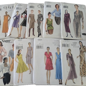 Puede incluir: Una colección de 10 patrones de costura Vogue para vestidos. Los patrones presentan varios estilos, incluyendo vestidos de envoltura, vestidos de línea A y vestidos sin mangas. Los patrones están impresos en papel blanco con ilustraciones en blanco y negro.