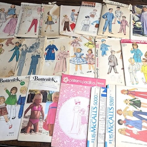 Puede incluir: Una colección de patrones de costura vintage para ropa, con varios diseños y estilos. Los patrones están impresos en papel e incluyen instrucciones y diagrammes para crear prendas.