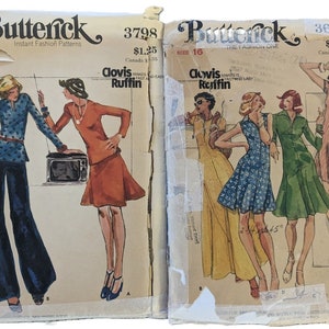Pode incluir: Dois envelopes de padrões de costura Butterick vintage. Um apresenta ilustrações de uma mulher com um top azul com bolinhas e calças de perna larga, e outro com um fato de saia laranja. O outro envelope mostra quatro mulheres em vestidos. O texto "Butterick" e "Clovis Ruffin" são visíveis.