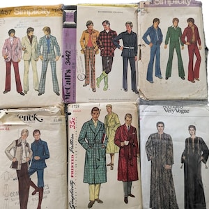 Puede incluir: Una colección de patrones de costura vintage para ropa de hombre. Los patrones incluyen una camisa de chaqueta de cuadros, pantalones, una bata y una camisa de manga larga. Los patrones son de Simplicity, McCall's y Very Vogue.