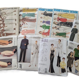 Puede incluir: Una colección de patrones de costura Vogue vintage, con varios diseños de ropa. Los patrones muestran ilustraciones de vestidos, trajes y conjuntos. El texto en las portadas incluye "Very Easy Vogue" y "Vogue's Basic Design."