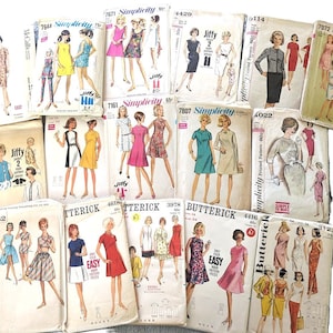 Puede incluir: Una colección de patrones de costura vintage para vestidos, con varios estilos y tallas. Los patrones están impresos en papel y tienen ilustraciones de las prendas terminadas. Los patrones son de las marcas Simplicity y Butterick.
