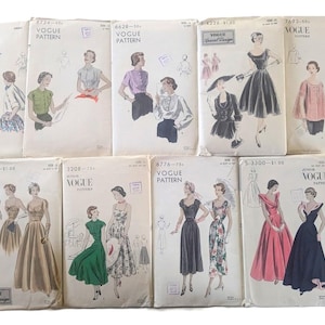 Pode incluir: Uma coleção de padrões de costura vintage da Vogue com vários designs para vestidos, saias e blusas. Os padrões são impressos em papel branco com texto preto e vermelho e ilustrações.