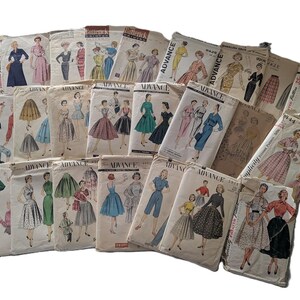 Könnte beinhalten: Eine Sammlung von Vintage-Schnittmustern mit verschiedenen Designs für Kleider, Röcke und Oberteile. Die Schnittmuster sind auf Papier gedruckt und zeigen Illustrationen der fertigen Kleidungsstücke. Die Schnittmuster sind in verschiedenen Farben, darunter Weiß, Schwarz und Braun.
