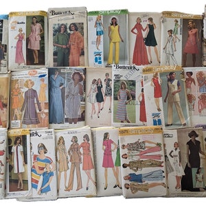 Könnte beinhalten: Eine Sammlung von Vintage-Schnittmustern mit verschiedenen Designs für Kleider, Oberteile und Hosen. Die Schnittmuster stammen von verschiedenen Marken, darunter Simplicity, Butterick und McCall's. Die Schnittmuster sind in verschiedenen Farben, darunter Rot, Blau, Grün und Gelb.