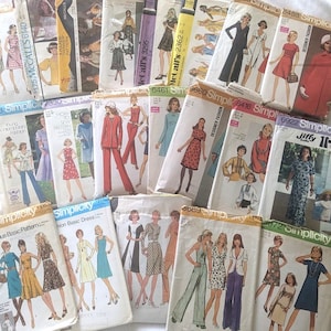 Puede incluir: Una colección de patrones de costura vintage que presentan varios diseños y estilos. Los patrones son de diferentes marcas, incluidas McCall's y Simplicity. Los patrones son de varios colores, incluidos rojo, azul, verde y amarillo.