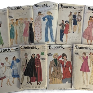 Op de afbeelding: Een verzameling vintage Butterick naaipatronenveloppen. De patronen tonen illustraties van jurken, pakken en andere kledingstukken. De enveloppen zijn in verschillende maten en kleuren, met tekst en prijzen zichtbaar.