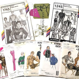 Könnte beinhalten: Eine Sammlung von Vintage-Schnittmustern für Herrenbekleidung, darunter Rugby-Shirts und Badehosen. Die Muster zeigen Illustrationen der Kleidungsdesigns und sind mit Musternummern und Markennamen wie "Stretch & Sew" und "Kwik Sew" versehen.
