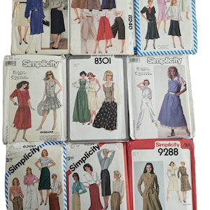 Puede incluir: Una colección de patrones de costura vintage con varios diseños para vestidos, faldas y blusas. Los patrones son de marcas como Butterick, McCall's y Simplicity, mostrando estilos de moda retro.