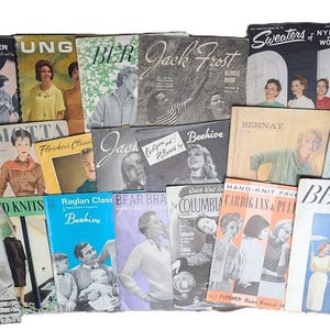 Peut inclure: Une collection de livres de modèles de tricot vintage avec des couvertures colorées présentant divers motifs de tricot et des titres tels que "Jack Frost", "Columbia Minerva", "Bear Brand" et "Fleisher".