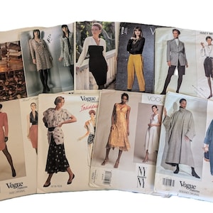 Può includere: Una collezione di buste di cartamodelli vintage Vogue e Issey Miyake. I modelli presentano illustrazioni di vari modelli di abbigliamento femminile, tra cui abiti, completi e cappotti. Le buste sono in vari colori e stili.