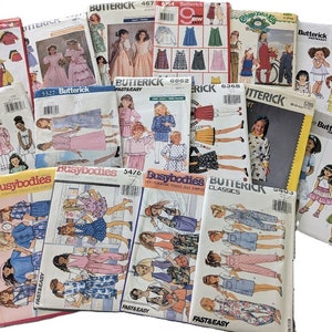 Könnte beinhalten: Eine Sammlung von Vintage-Schnittmustern für Kinderkleidung, mit verschiedenen Butterick- und Busybody-Designs. Die Muster zeigen Illustrationen von Kleidern, Jacken und anderen Kleidungsstücken, mit Textbeschriftungen auf den Umschlägen.