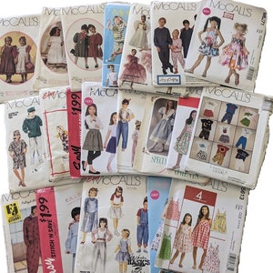 Könnte beinhalten: Eine Sammlung von Vintage-Schnittmustern von McCall's für Kinderkleidung. Die Muster zeigen Illustrationen von Kleidern, Outfits und anderen Kleidungsstücken. Die Umschläge zeigen Kinder in verschiedenen Outfits mit Texten wie "Easy" und "Basics".