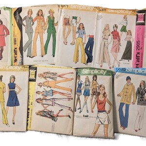 Può includere: Una collezione di modelli di cucito vintage per abbigliamento, tra cui i marchi McCall's e Simplicity. I modelli presentano vari stili e design, tra cui pantaloni, gonne, abiti e top. I modelli sono di vari colori, tra cui verde, blu, giallo e rosso.