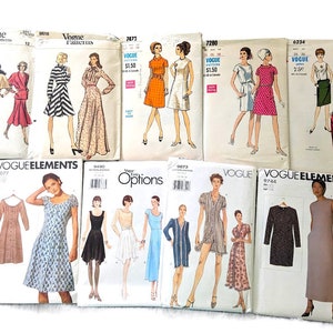 Può includere: Una collezione di modelli di cucito vintage per abiti, con vari stili e design. I modelli sono stampati su carta e includono istruzioni e diagrammi per la creazione degli indumenti.