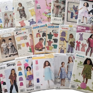 Könnte beinhalten: Eine Sammlung von Vintage-Kindernähmustern von Marken wie McCall's, Simplicity und Burda. Die Muster zeigen Illustrationen von Kleidern, Oberteilen, Hosen und anderen Kleidungsstücken für Mädchen und Jungen. Die Umschläge zeigen verschiedene Farben und Stile.