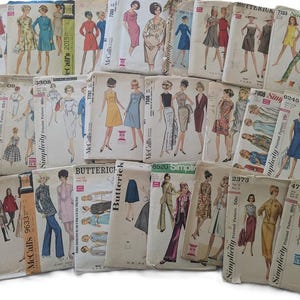 Könnte beinhalten: Eine Sammlung von Vintage-Schnittmustern für Kleidung mit verschiedenen Designs und Stilen. Die Schnittmuster sind auf Papier gedruckt und enthalten Anleitungen und Diagramme zum Erstellen von Kleidungsstücken.