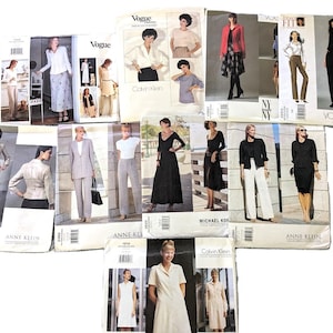 Könnte beinhalten: Eine Sammlung von Schnittmustern für verschiedene Kleidungsstile, darunter Kleider, Hosen, Jacken und Röcke. Die Schnittmuster stammen von Designern wie Vogue, Calvin Klein, Anne Klein und Michael Kors.