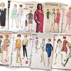Könnte beinhalten: Eine Sammlung von Vintage-Schnittmustern für Damenbekleidung. Die Schnittmuster stammen von den Marken Simplicity und Butterick und bieten eine Vielzahl von Stilen, darunter Kleider, Röcke und Hosen. Die Schnittmuster sind auf Papier gedruckt und zeigen Illustrationen der fertigen Kleidungsstücke.