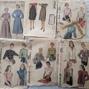 Könnte beinhalten: Eine Sammlung von Vintage-Schnittmustern für Damenbekleidung. Die Schnittmuster stammen von Simplicity und McCall's und zeigen verschiedene Stile, darunter Blusen, Röcke und Jacken. Die Schnittmuster sind auf Papier gedruckt und haben Illustrationen der Kleidungsstücke.