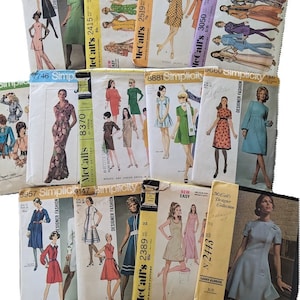 以下が含まれることがあります： ドレス用のヴィンテージ裁縫パターンを集めたものです。さまざまなスタイルとデザインが特徴です。パターンは、McCall'sとSimplicityブランドのもので、8370、2415、2519、3050、2389、2443などの番号が付けられています。