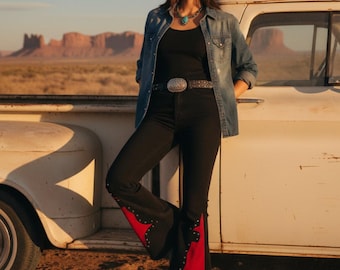 Pantaloni a zampa con fiamme nere e rosse – Pantaloni rock n roll a campana – Pantaloni da rodeo western – Pantaloni a vita alta stile anni '70 – Moda cowgirl