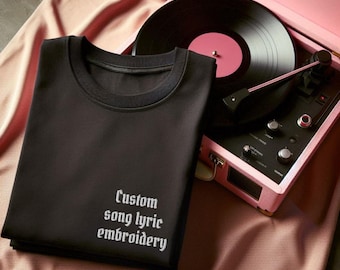 Camiseta bordada con letras de canciones personalizadas, camiseta personalizada con cualquier letra de canción, camiseta con la letra de tu canción favorita, regalos para tus canciones favoritas