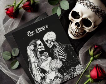 Può includere: Illustrazione in bianco e nero di una coppia di scheletri vestiti con abiti da matrimonio. La sposa indossa un velo e lo sposo indossa un abito. Il testo "The Lovers" è scritto in un font gotico nella parte superiore dell'immagine.