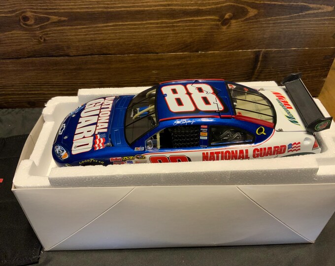 NASCAR 1/24 Dale Earnhardt Jr #88 National Guard Heritage 2011 - Action - Moulée Sous Pression